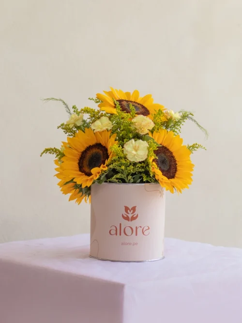 caja_de_girasoles caja beige con 5 girasoles de vivero y claveles amarillos