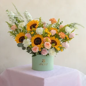 Arreglo grande de girasoles, rosas y flores de temporada en caja verde Alore