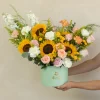 caja gigante de flores premium con girasoles de vivero y claveles importados blancos