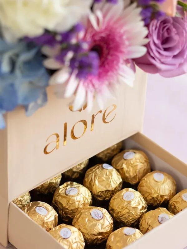 caja_de_rosas_con_chocolate_ferrero caja con 16 chocolates ferrrero rocher y flores variadas