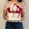 caja_de_rosas_rojas_con_fresas_de_chocolate mujer sosteniendo un caja grande con rosas rojas y fresas con chocolate