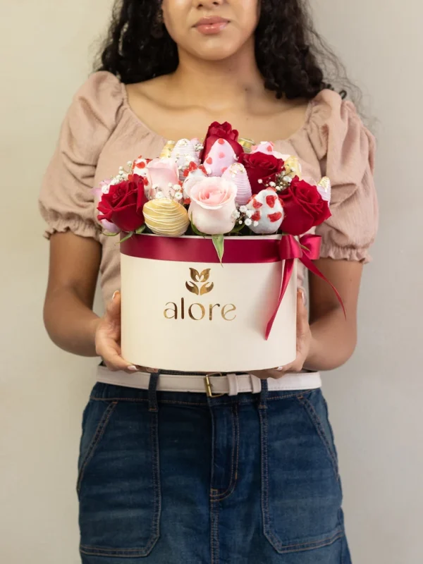 caja_de_rosas_rojas_con_fresas_de_chocolate mujer sosteniendo un caja grande con rosas rojas y fresas con chocolate