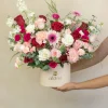 caja_de_rosas_rojas_y_rosadas_premium manos sosteniendo una caja gigante de rosas rojas y flores variadas