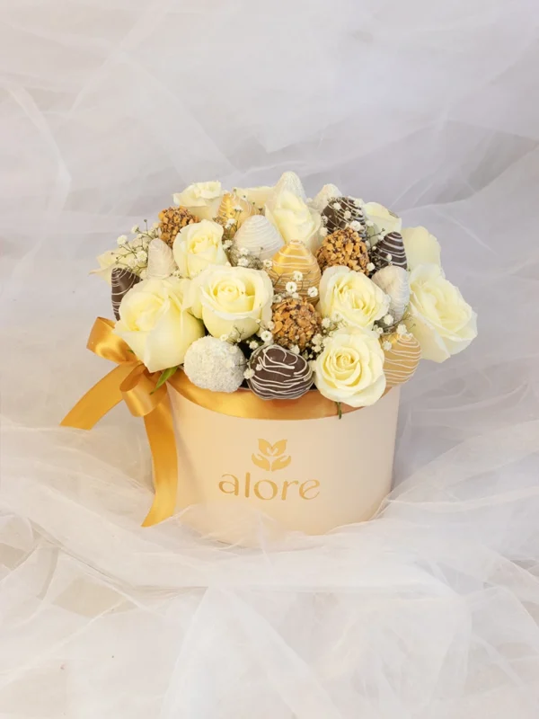 caja_grande_de_fresas_con_chocolate_y_rosas_blancas caja grande con 12 rosas blancas y 20 fresas con chocolate