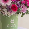 caja_verde_con_flores rosas lilas, gerberas y mini rosas