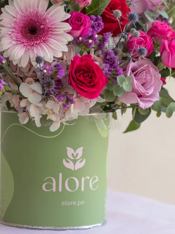 caja_verde_con_flores rosas lilas, gerberas y mini rosas