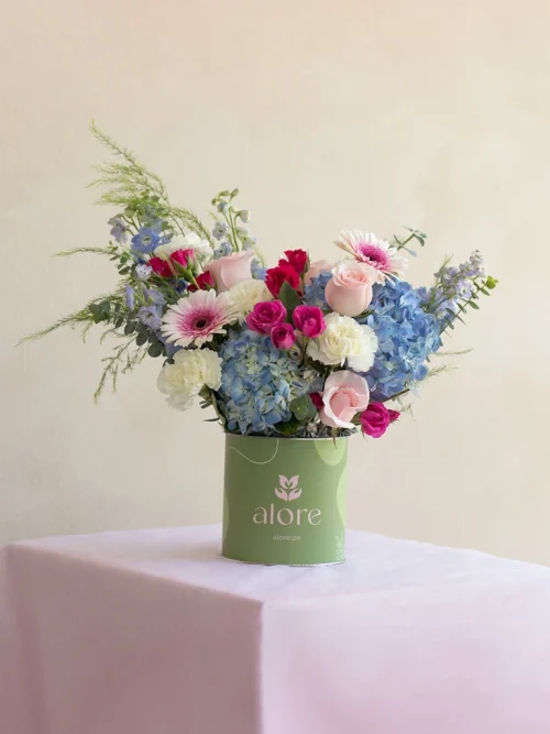 caja_verde_de_flores_azules_y_fucsias arreglo floral en caja verde con flores azules , rosadas y blancas