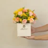 cajas_de_flores_amarillas_y_melon caja beige con flores amarillas y melón