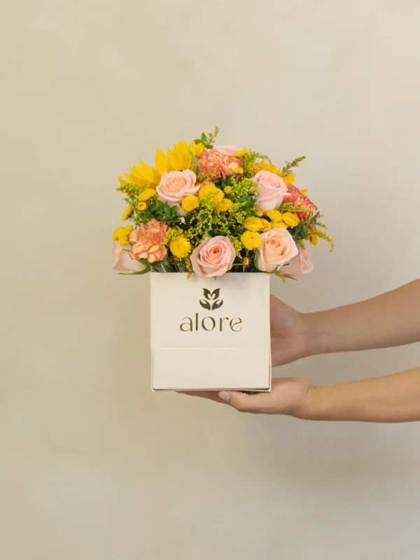 cajas_de_flores_amarillas_y_melon caja beige con flores amarillas y melón