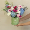 arreglo floral de hortesias azules y gerberas rosadas
