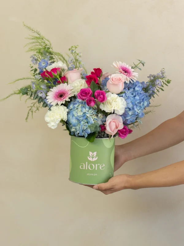 arreglo floral de hortesias azules y gerberas rosadas