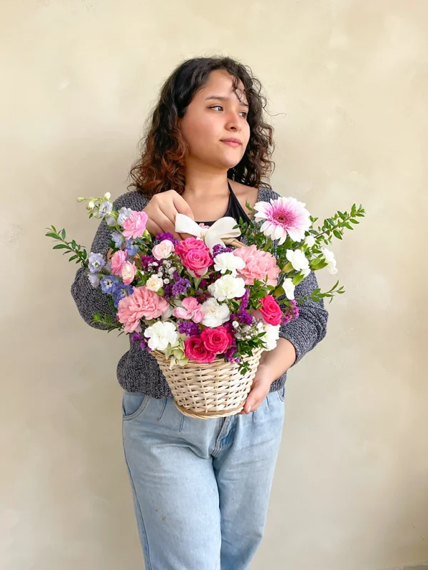 chica con una canasta de flores