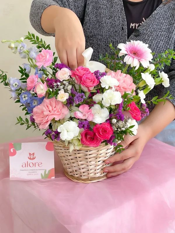 canasta de flores en tono rosados y fucsias