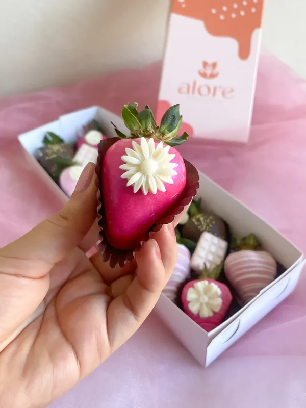 fresas con chocolate dia de la madre fresa nacarada en color fucsia