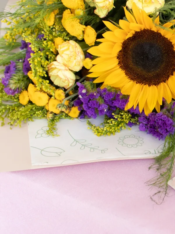 girasol de vivero y flores lilas