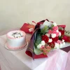 ramo de flores rojas con mini torta de graduación