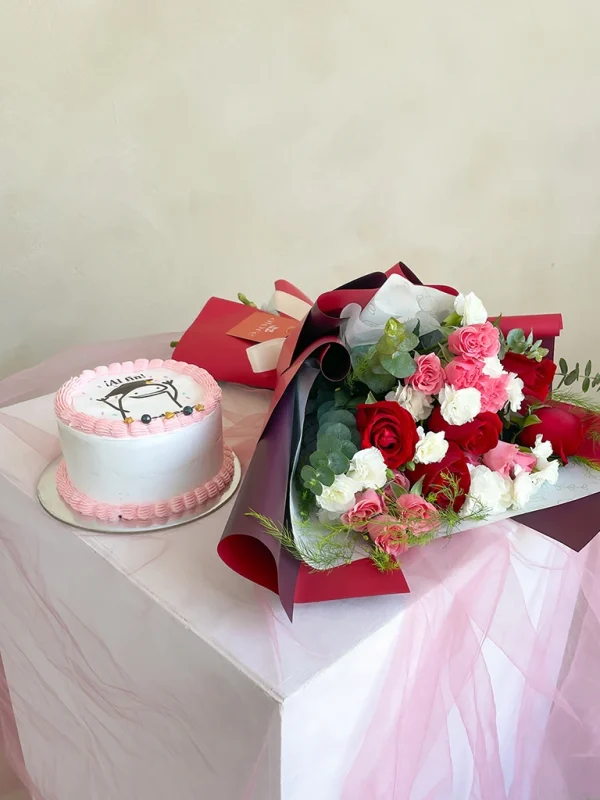 ramo de flores rojas con mini torta de graduación