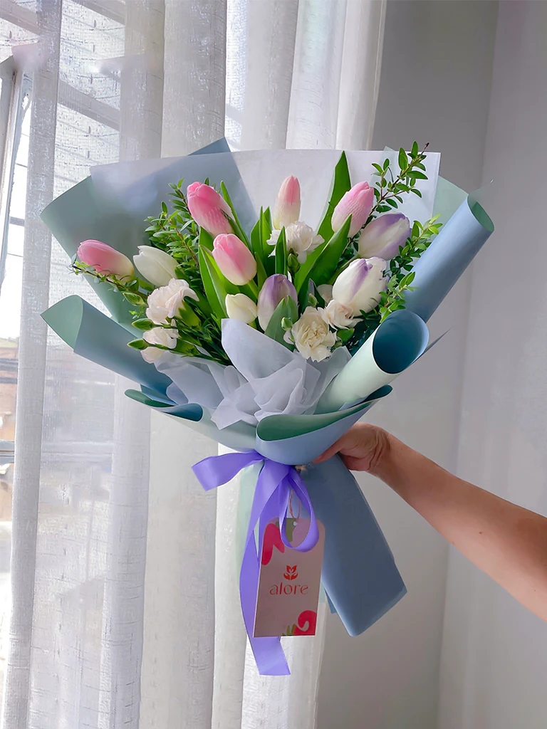 Ramo de 10 tulipanes con envoltura celeste