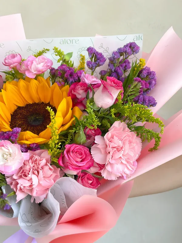 girasol de vivero con claveles importados rosados