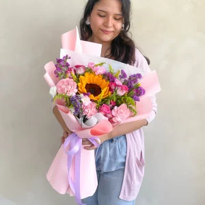 Ramo coreano con girasol, claveles y mini rosas en papel rosado
