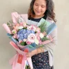 ramo de hortensias azules con modelo chica con un ramo de flores variadas y envoltura coreana