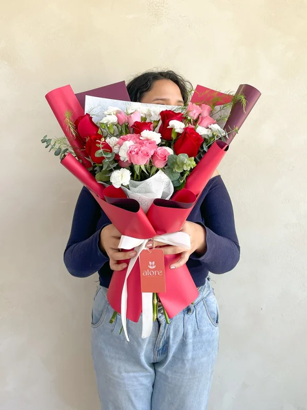 ramo de rosas rojas con modelo ramo de rosas rojas y mini rosas