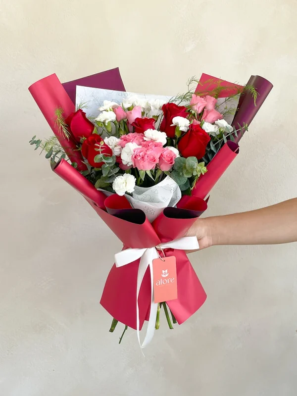 ramo de rosas rojas y flores variadas ramo de 5 rosas rojas, mini rosas y calveles blancos