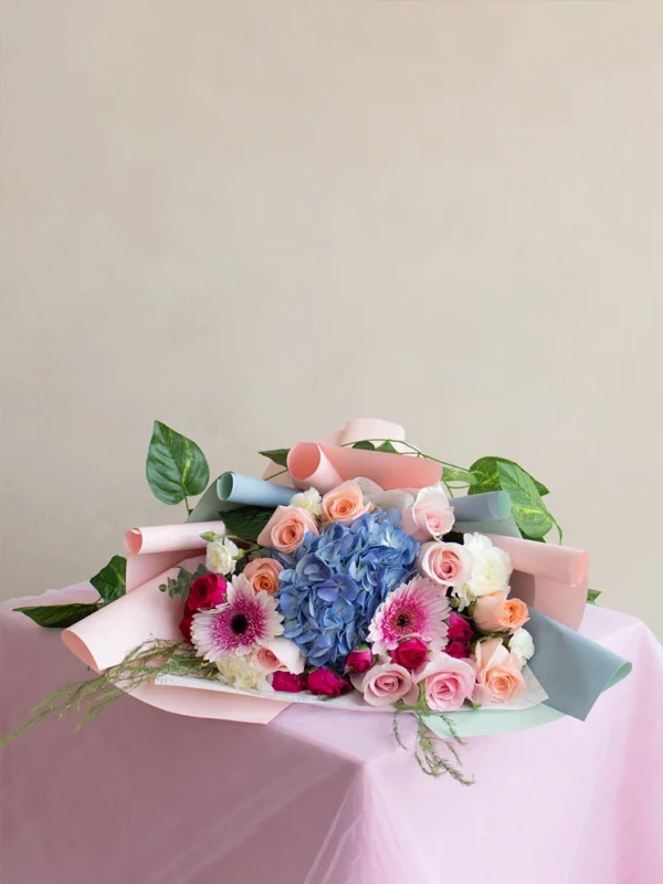 ramo_de_flores_con_hortensias_de_vivero ramo de flores rosadas y celestes , estilo pinterest