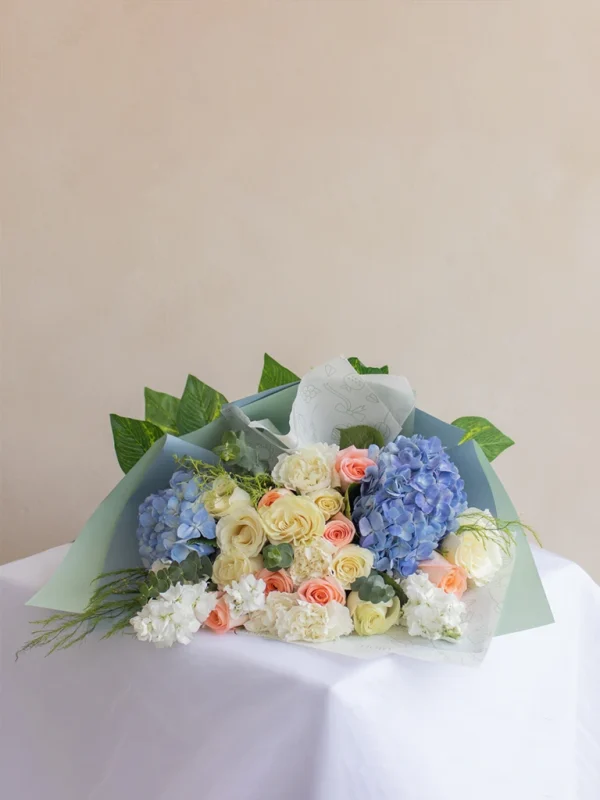 ramo gigante de flores pastel , con hortesias azules