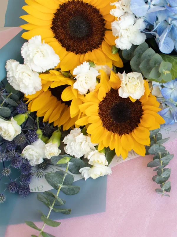 ramo_de_girasoles_para_mi_novio 3 girasoles de viveor con claveles blancos