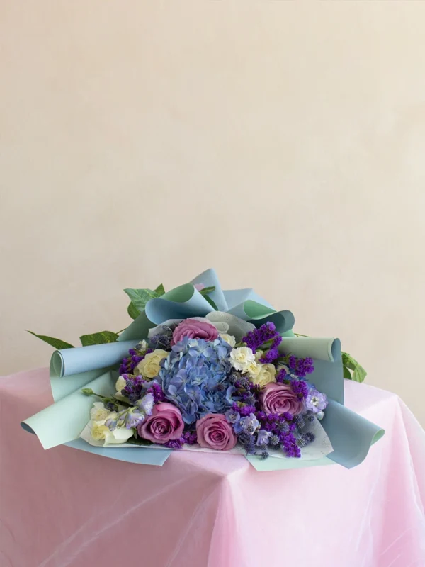 ramo de flores lilas azules y moradas