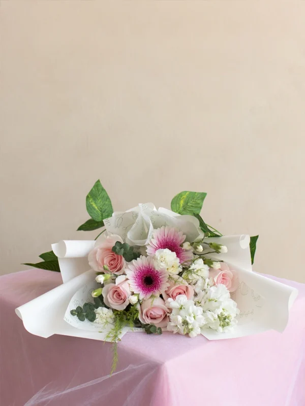 ramo de flores rosadas y blancas nude