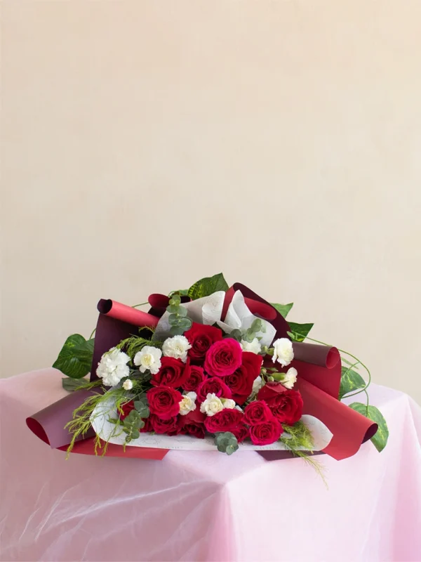 ramo_de_rosas_rojas_frescas ramo de rosas rojas y mini rosas fucsias