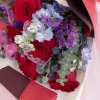 rosas rojas con delphinium