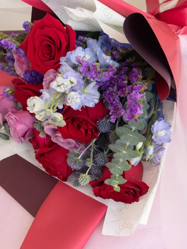rosas rojas con delphinium