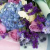 hortensias azules con statice y rosas lilas