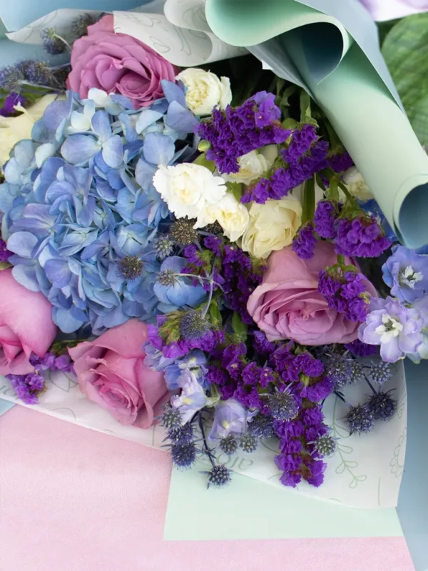 hortensias azules con statice y rosas lilas