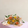 ramo de flores eternas con rosas naranjas y amarillas