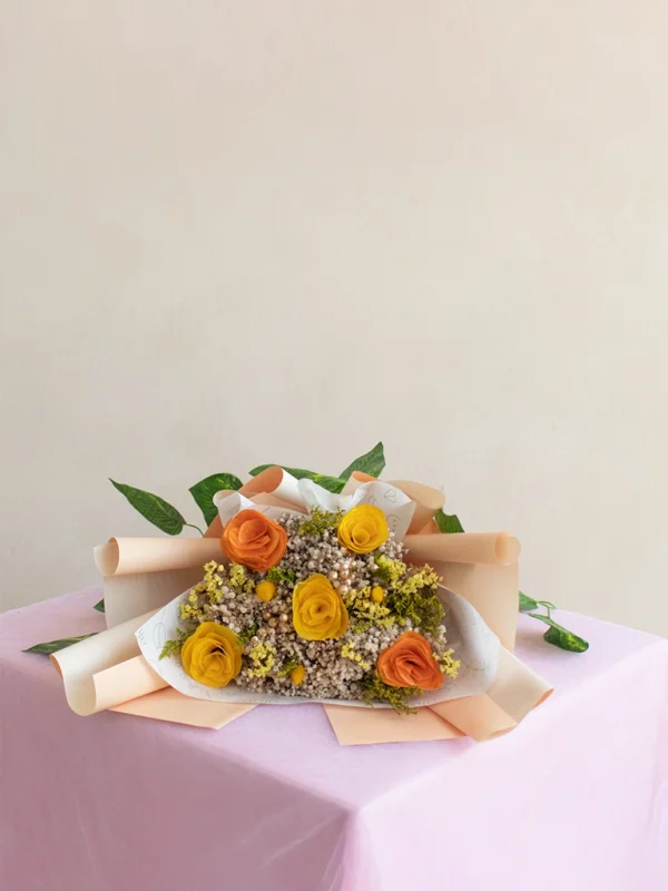 ramo de flores eternas con rosas naranjas y amarillas