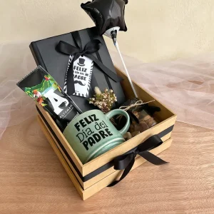 Caja de regalo con libreta, taza "Feliz Día del Padre" y chocolates