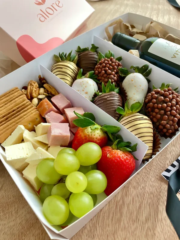 caja con fresas quesos y vino