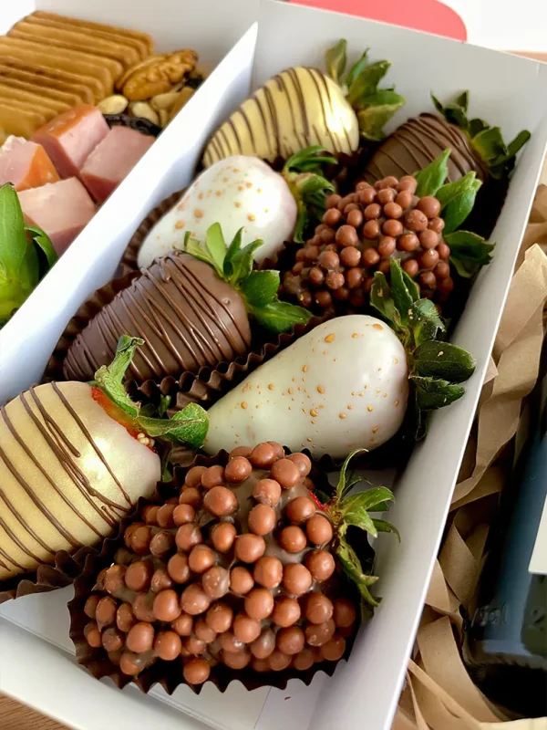 caja de fresas con tabla de quesos