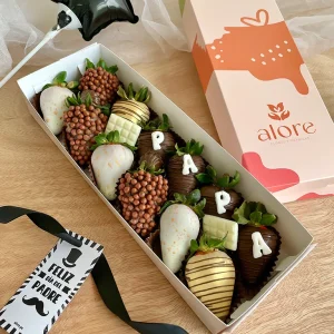 Fresas bañadas en chocolate con letras "PAPÁ" para el Día del Padre
