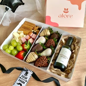 Caja con fresas bañadas en chocolate, quesos, embutidos, frutas y vino para papá