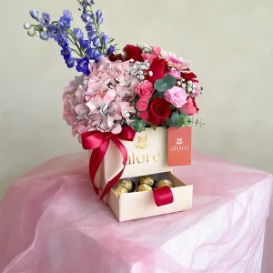 Hortensia, rosas y delphinium en caja cofre con chocolates Ferrero Rocher