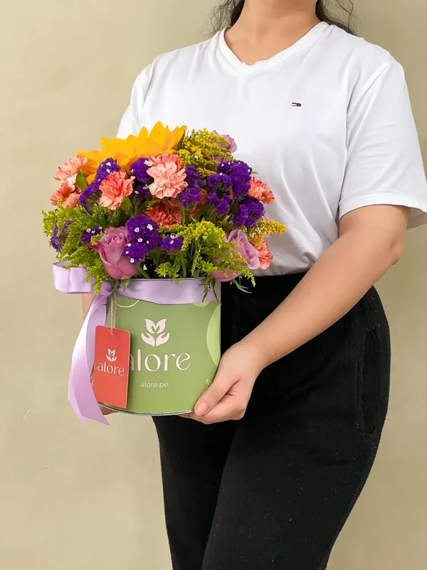 caja verde con flores silvestres