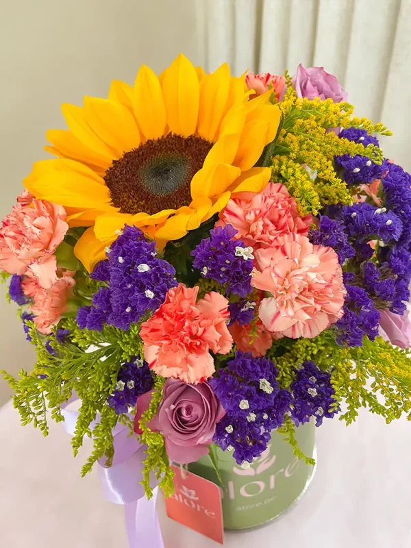 caja de flores variadas con detalle