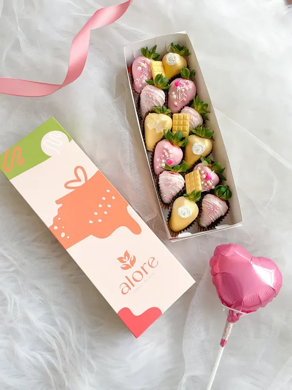 caja larga de fresas con chocolate caja larga con 12 fresas con chocolate y globito en forma de corazón