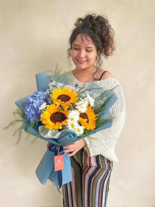 ramo azul con girasoles ramo color azul con girasoles