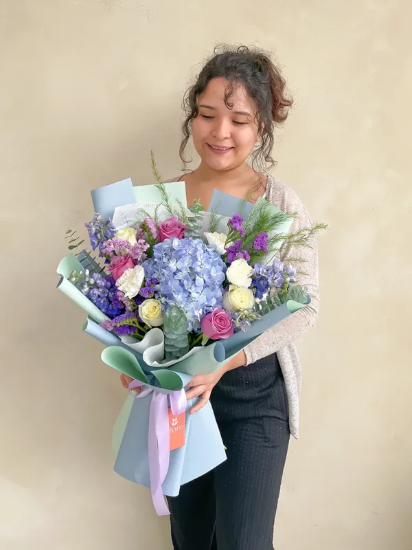 ramo de flores lilas con modelo